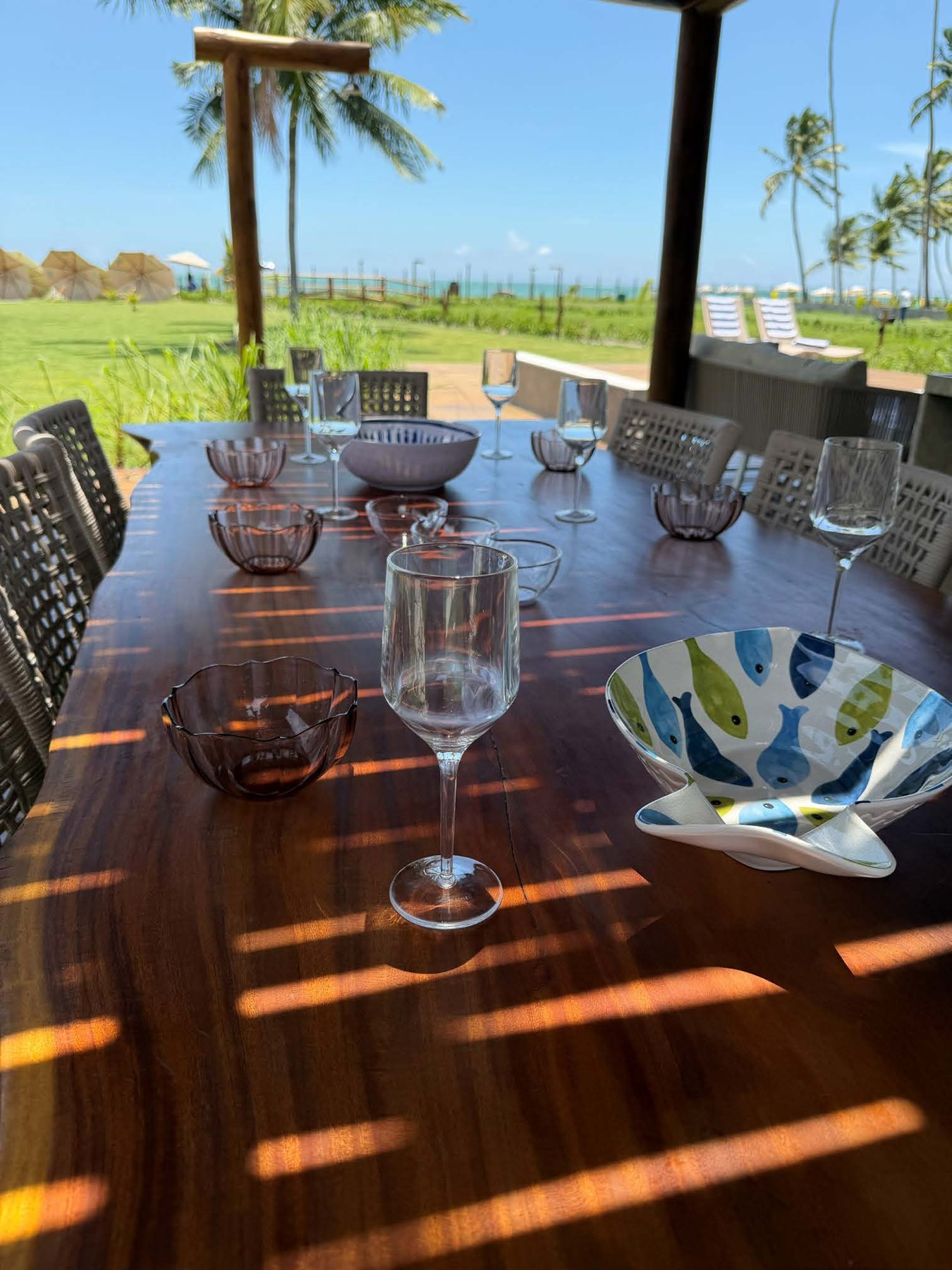 Mesa na área gourmet com vista para o mar